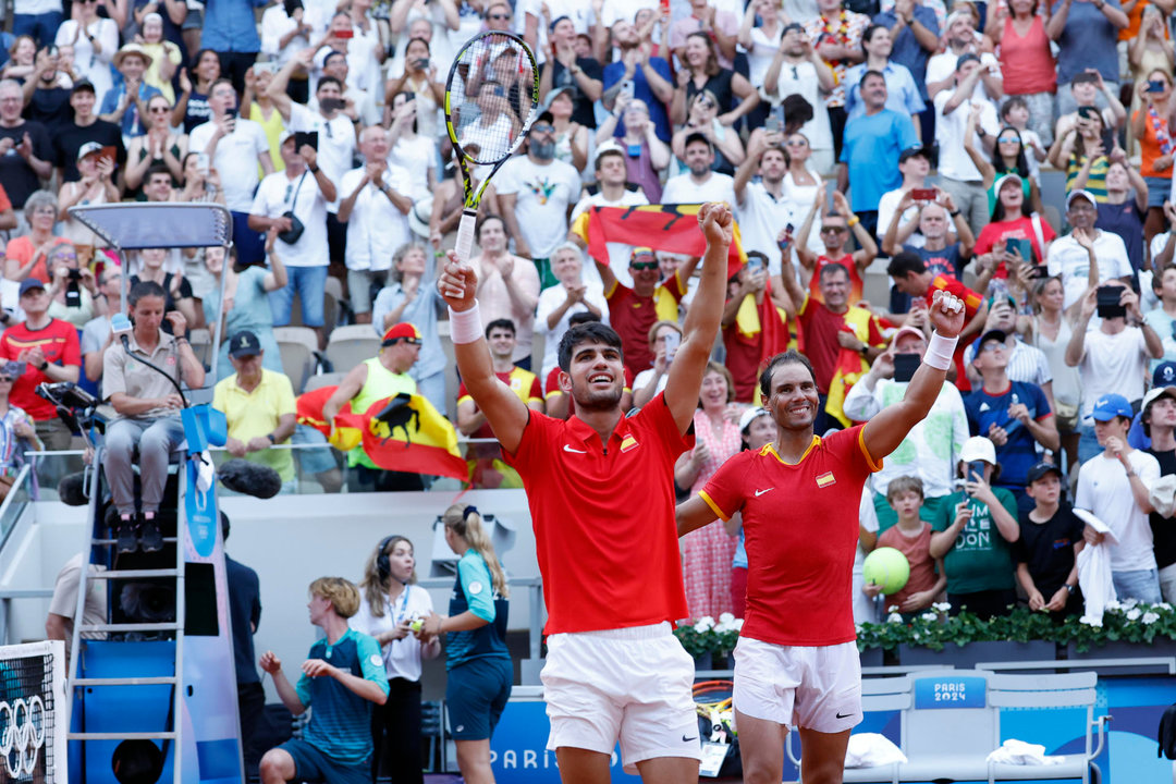 Los tenistas españoles Rafa Nadal (d) y Carlos Alcaraz celebran su victoria ante la pareja de Países Bajos compuesta por Wesley Koolhof y Tallon Griekspoor este martes, durante el partido de segunda ronda de dobles masculino de tenis, parte de los Juegos Olímpicos de París 2024, en la capital francesa. EFE/ Juanjo Martín