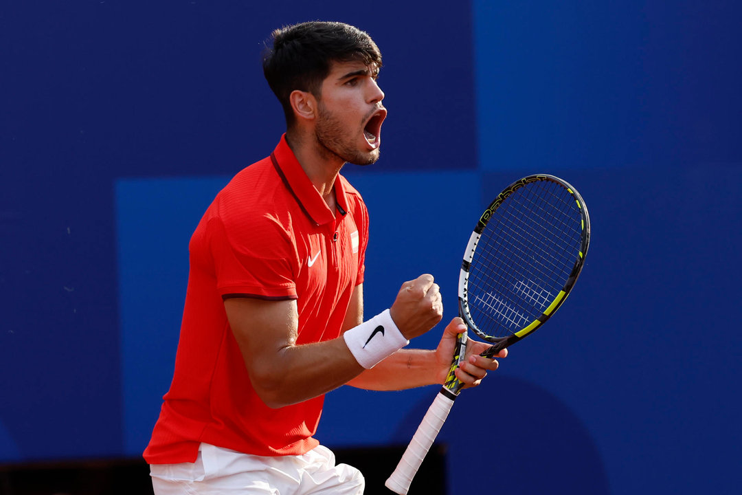 El tenista español Carlos Alcaraz celebra un punto ante la pareja de Países Bajos compuesta por Wesley Koolhof y Tallon Griekspoor este martes, durante el partido de segunda ronda de dobles masculino de tenis, parte de los Juegos Olímpicos de París 2024, en la capital francesa. EFE/ Juanjo Martín