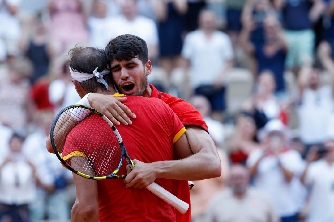 Los tenistas españoles Rafa Nadal (i) y Carlos Alcaraz celebran su victoria ante la pareja de Países Bajos compuesta por Wesley Koolhof y Tallon Griekspoor este martes, durante el partido de segunda ronda de dobles masculino de tenis, parte de los Juegos Olímpicos de París 2024, en la capital francesa. EFE/ Juanjo Martín