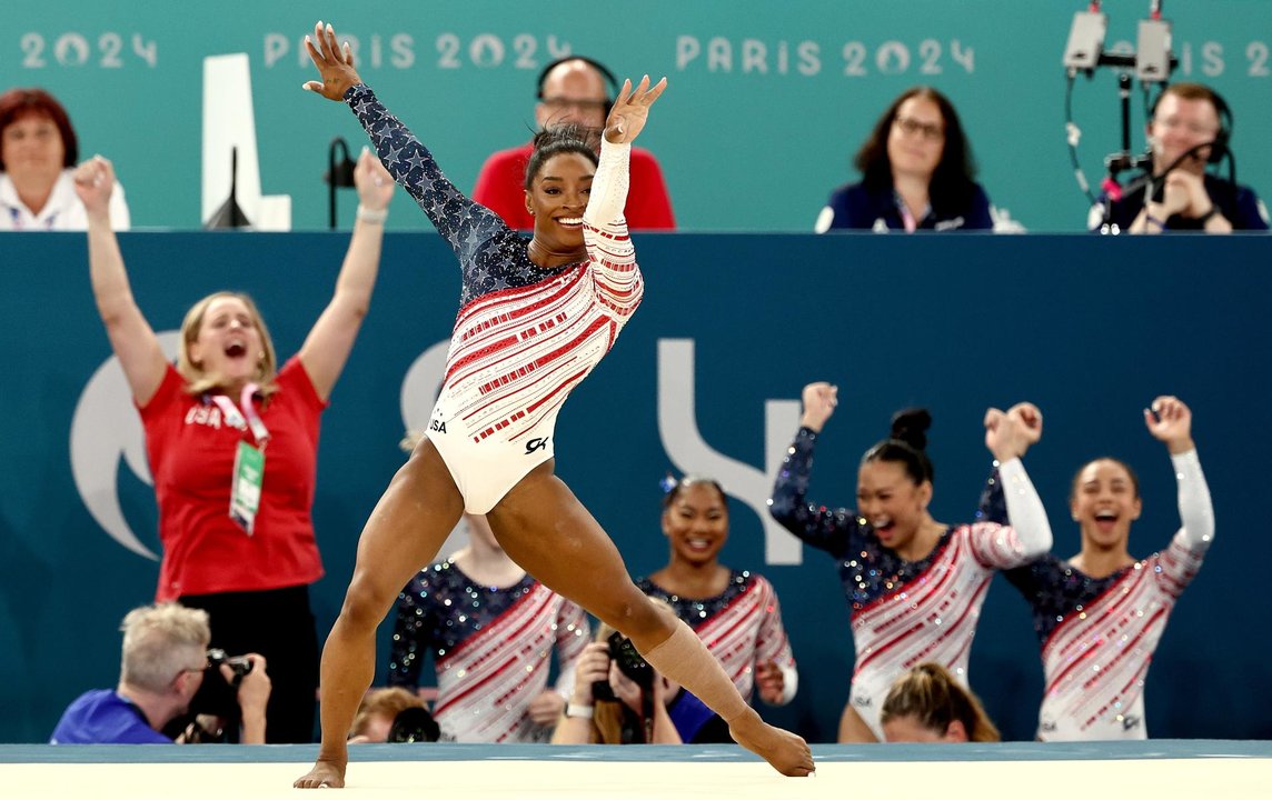 El equipo de Estados Unidos, impulsado por Simone Biles, logró este martes la medalla de oro por equipos de gimnasia artística en el Bercy Arena in Paris, Francia. EFE/EPA/ANNA SZILAGYI