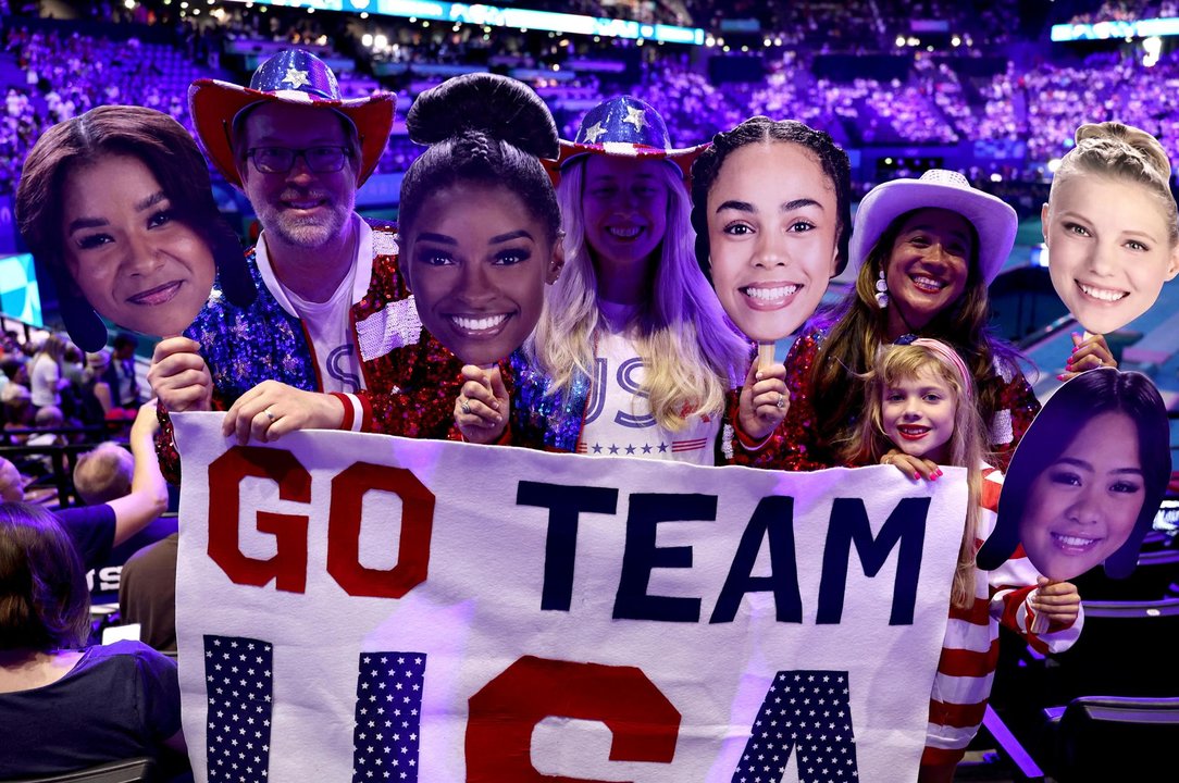 Aficionados durante la final de Gimnasia Artística en Equipos Femenino, parte de los Juegos Olímpicos de París 2024 este martes, en el Bercy Arena de la capital francesa.  EFE/EPA/ANNA SZILAGYI