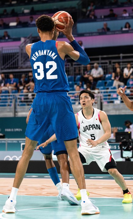 EL japonés Yuki Kawamura observa con atención al francés Victor Wembanyama. EFE/EPA/ALEX PLAVEVSKI