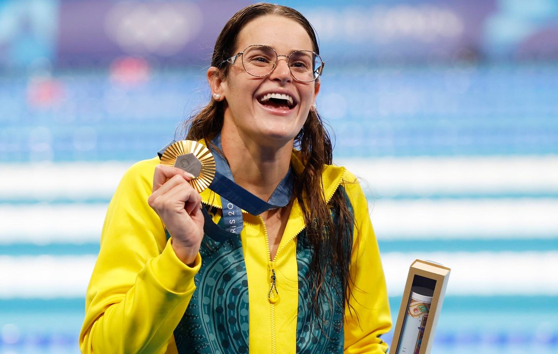 La australiana Kaylee McKeownen junto al oro que ha logrado en la piscina de la La Defense Arena en Paris, Francia. EFE/EPA/MAST IRHAM