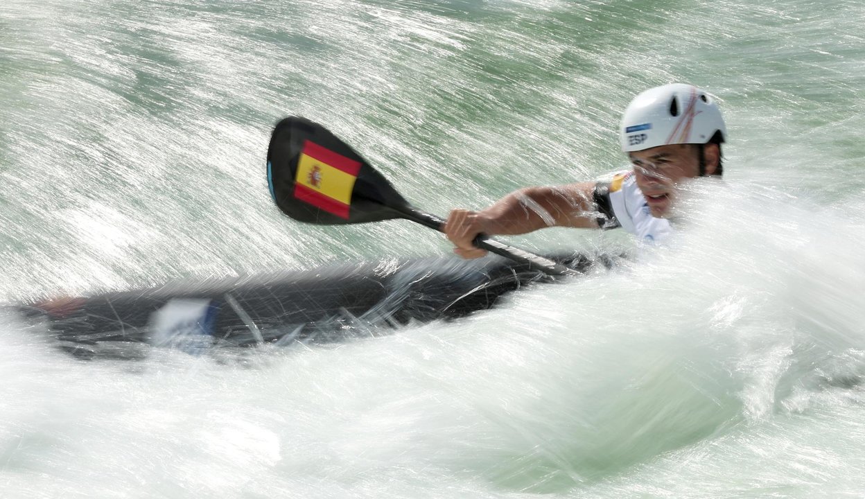 El español Pau Echaniz en acción durante la prueba de piragüismo, eslalon en k1 de los Juegos Olímpicos Francia 2024, este martes en el estadio náutico de Vaires-Sur-Marne. EFE/ALI HAIDER