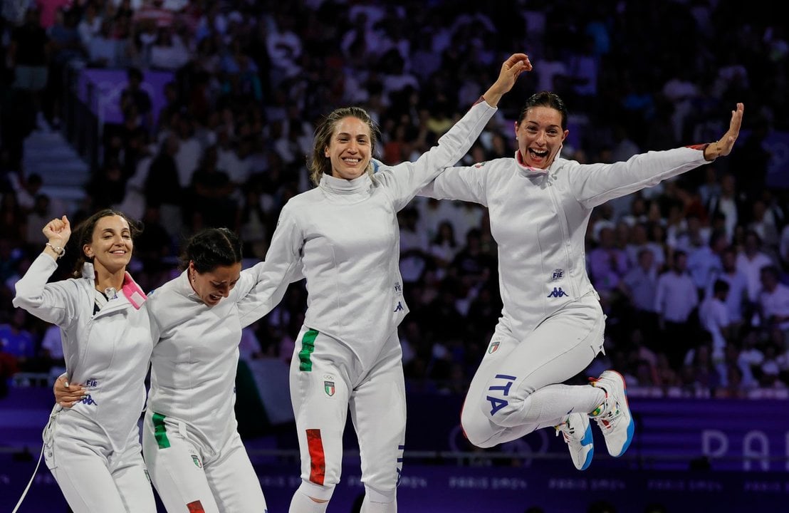 El equipo italiano femenino de espada en el Grand Palais en Paris, Francia, Italia. EFE/EPA/RONALD WITTEK