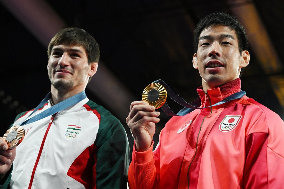 El judoka Takanori Nagase (d) posa con su medalla de oro en la categoría de -81kg en la piscina de los campos de Marte de París, Francia. EFE/EPA/CAROLINE BLUMBERG