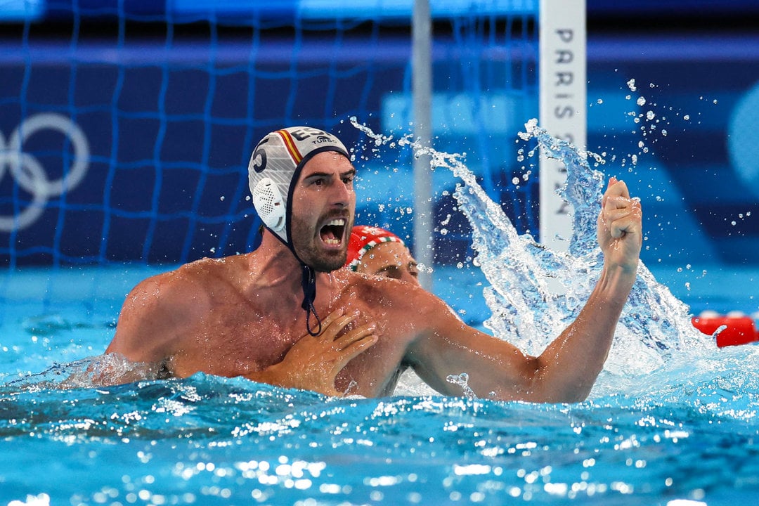 El boya de España Miguel de Toro reacciona ante Hungría durante el partido de ronda preliminar del Grupo B de Waterpolo Masculino, entre España y Hungría, parte de los Juegos Olímpicos de París 2024, en Saint-Denis (Francia). EFE/ Miguel Gutiérrez