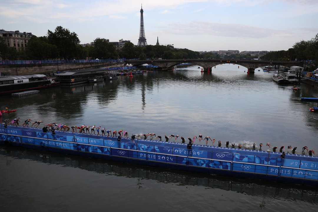 - La triatetas se lanzan al río Sena para disputar la primera etapa de la prueba de triatlón femenino de los Juegos Olímpicos de París 2024. EFE/ Miguel Gutiérrez