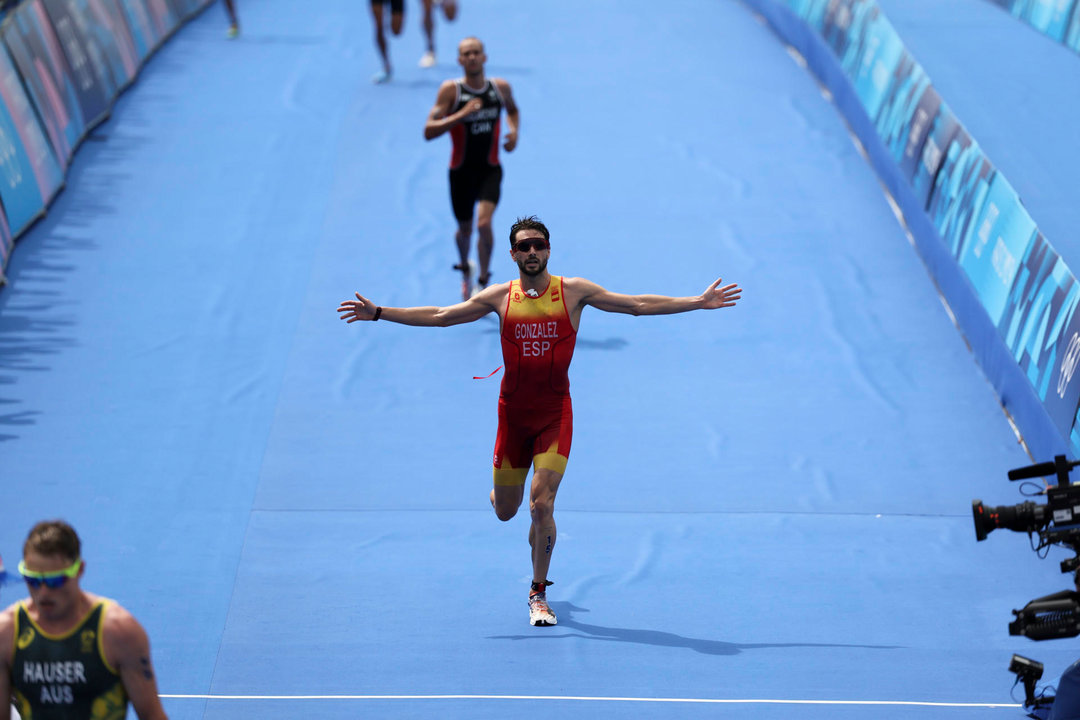 El triatleta español Alberto González (c) cruza la meta en la prueba de triatlón masculino de los Juegos Olímpicos de París 2024. EFE/ Miguel Gutiérrez