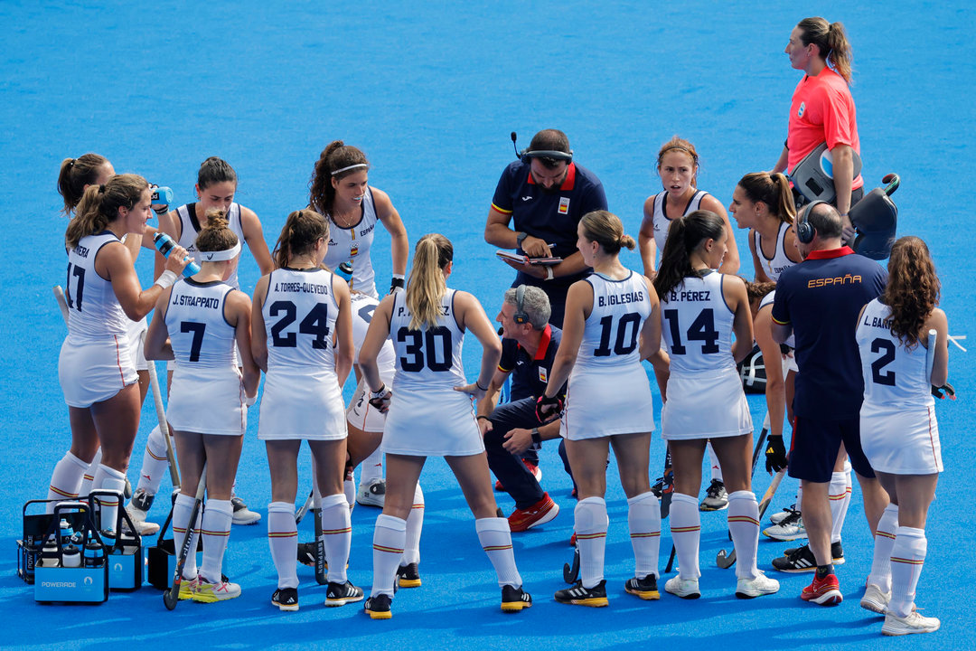 Las jugadoras españolas escuchan las indicaciones del seleccionador Carlos García Cuenca (c) en un descanso del partido de hockey hierba de los Juegos Olímpicos de París 2024 disputado contra Argentina en el estadio Yves-du-Manoir Stadium 1 en Colombes, Francia. EFE/ Lavandeira Jr.