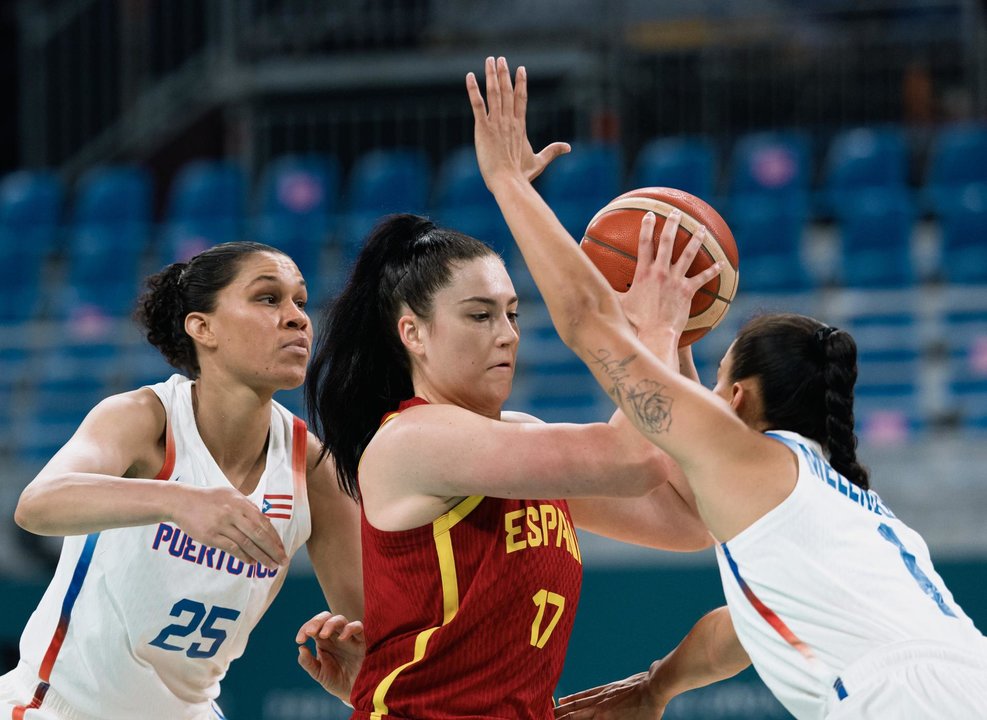 La española Megan Gustafson (C) en acción contra Tayra Meléndez de Puerto Rico (d) en el partido entre Puerto Rico y España en los Juegos Olímpicos de París 2024. EFE/EPA/ALEX PLAVEVSKI