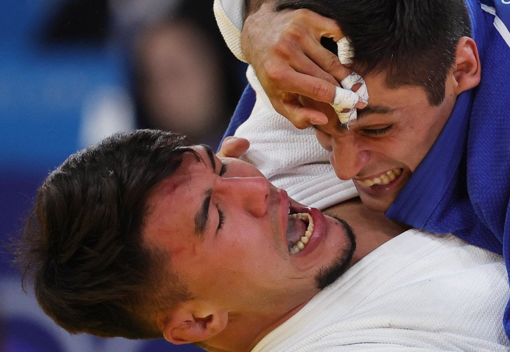 Tato' Mosakhlishvili (azul) durante su combate con Erland Sherov. EFE/EPA/TERESA SUAREZ