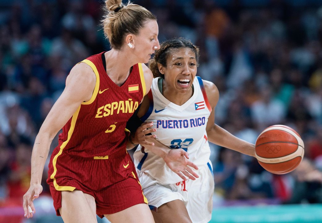 Arella Guirantes, de Puerto Rico, (dch), y la española Laura Gil durante el partido este miércoles. EFE/EPA/ALEX PLAVEVSKI