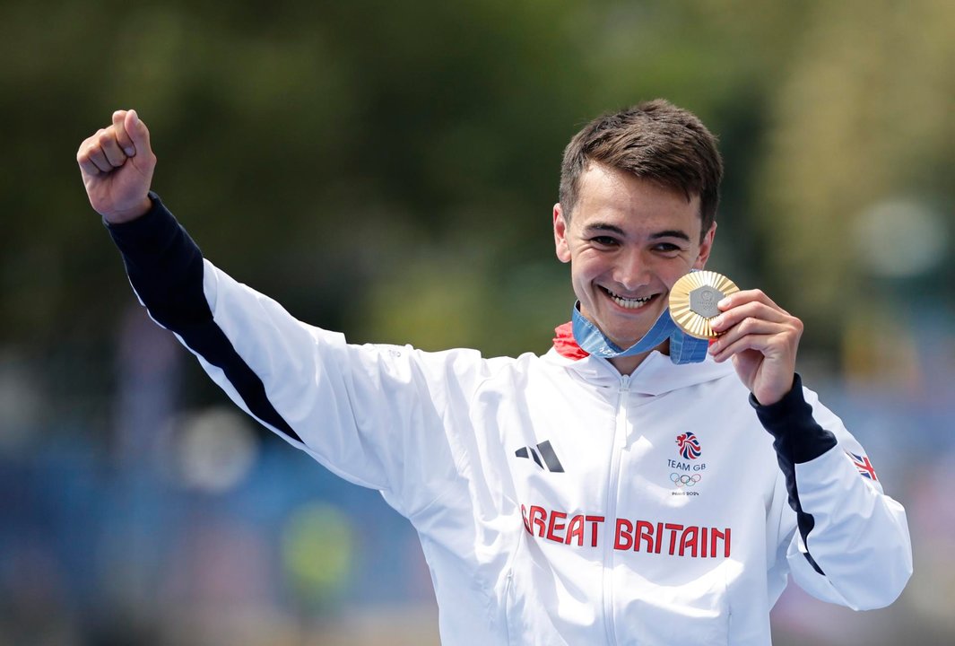 El británico Alex Yee, medalla de oro en triatlón. EFE/EPA/TOLGA AKMEN