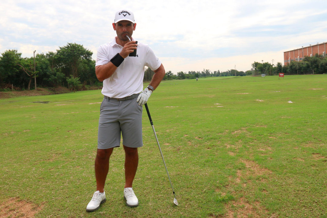 El golfista paraguayo Fabrizio Zanotti posa tomando tereré durante un entrenamiento, el 20 de junio de 2024 con miras a los Juegos Olímpicos de París. EFE/ Nina Osorio