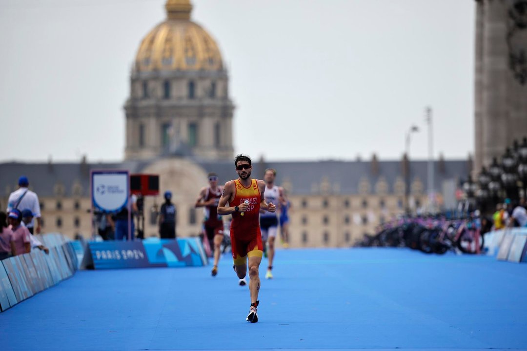 El español Alberto Gonzalez compite en el triatlón masculino. EFE/EPA/TOLGA AKMEN