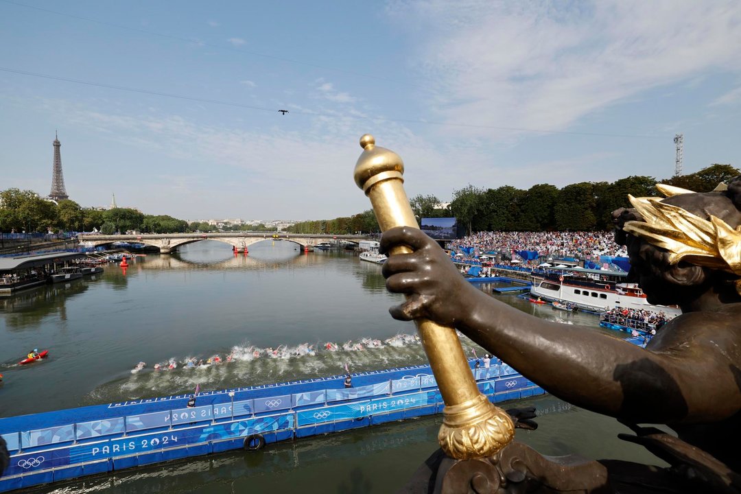 Atletas compiten en el triatlon masculino. EFE/EPA/MOHAMMED BADRA