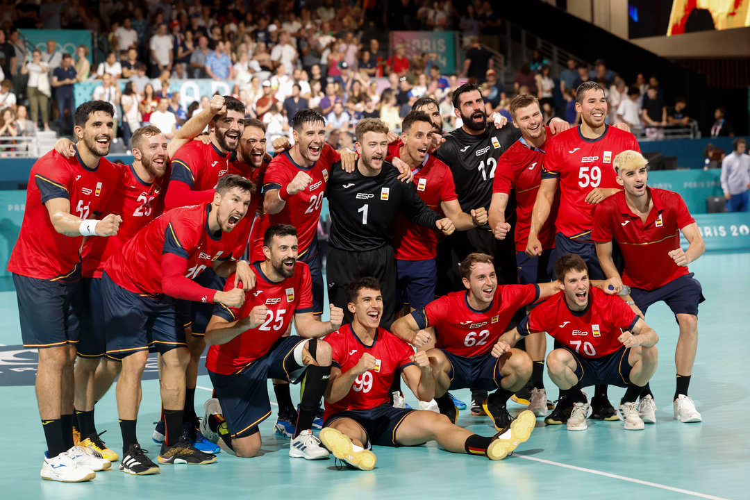 El equipo español celebra la victoria ante el equipo nipón durante el partido de la ronda preliminar del grupo A de balonmano celebrado en el marco de los Juegos Olímpicos, este miércoles, en París, Francia. EFE/ Miguel Toña