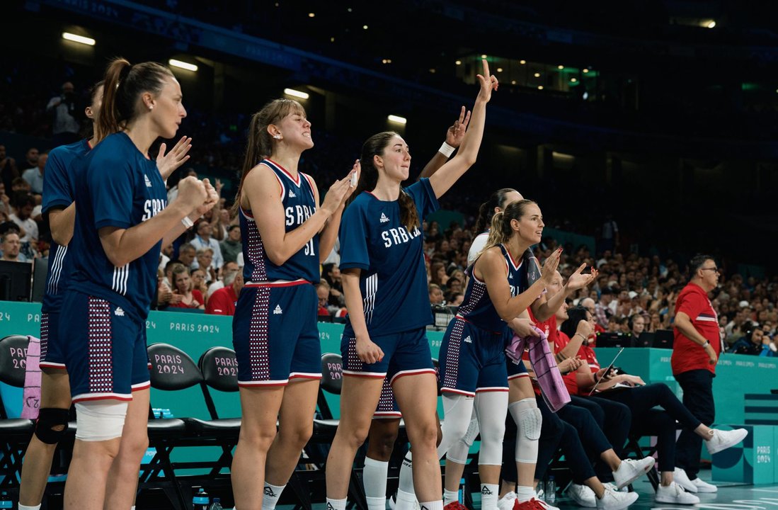 La selección de Serbia celebra su triunfo sobre China.en el Pierre Mauroy Stadium en Villeneuve-d'Ascq, Francia. EFE/EPA/ALEX PLAVEVSKI