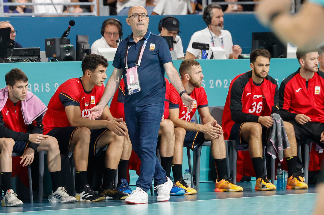 El entrenador español Jordi Ribera durante el partido de la ronda preliminar del grupo A de balonmano celebrado en el marco de los Juegos Olímpicos, este miércoles, en París, Francia. EFE/ Miguel Toña