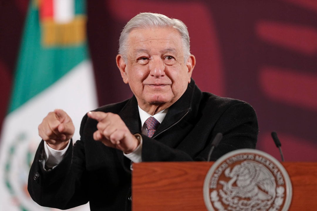 El presidente de México, Andrés Manuel López Obrador, habla durante su rueda de prensa matutina en el Palacio Nacional de la Ciudad de México (México). Archivo. EFE/ Isaac Esquivel