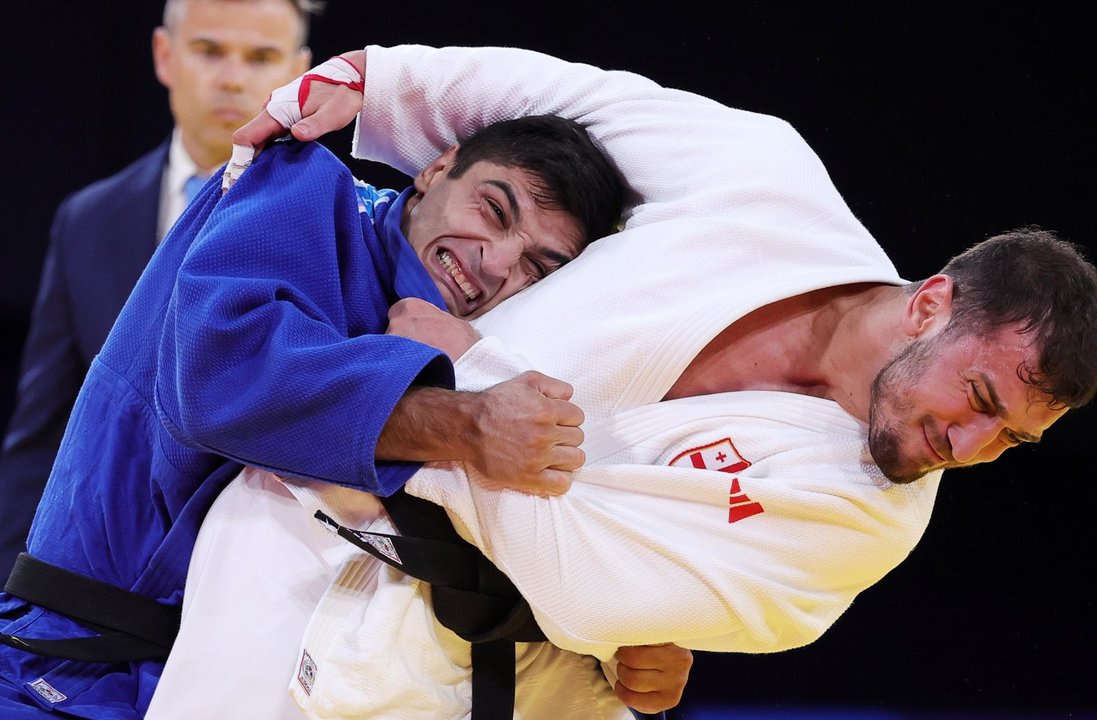 El georgiano Lasha Bekauri (blanco) y el español Tristani Mosakhlishvili (azul) en acción durante el combate de -90kg en los Campos de Marte de París, Francia. EFE/EPA/TERESA SUAREZ