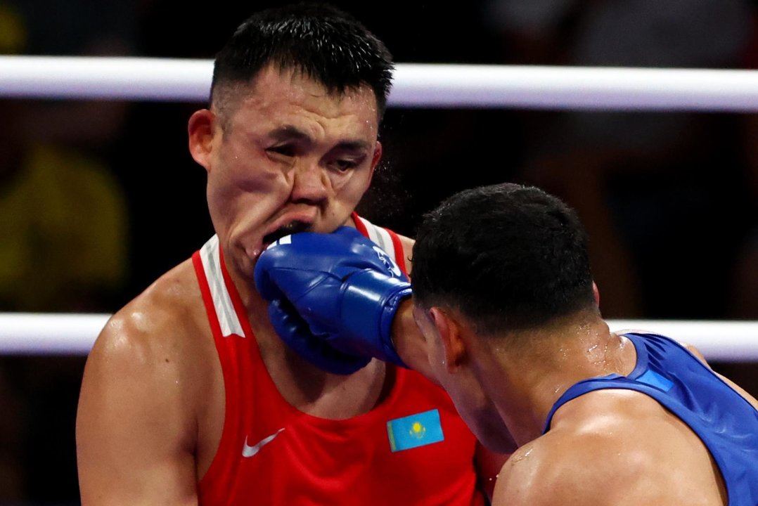 El kazaja Kamshybek Kunkabayev (rojo) sufre el atque del español Ayoub Ghadfa Drissi El Aissaoui en Villepinte,Francia. EFE/EPA/DIVYAKANT SOLANKI