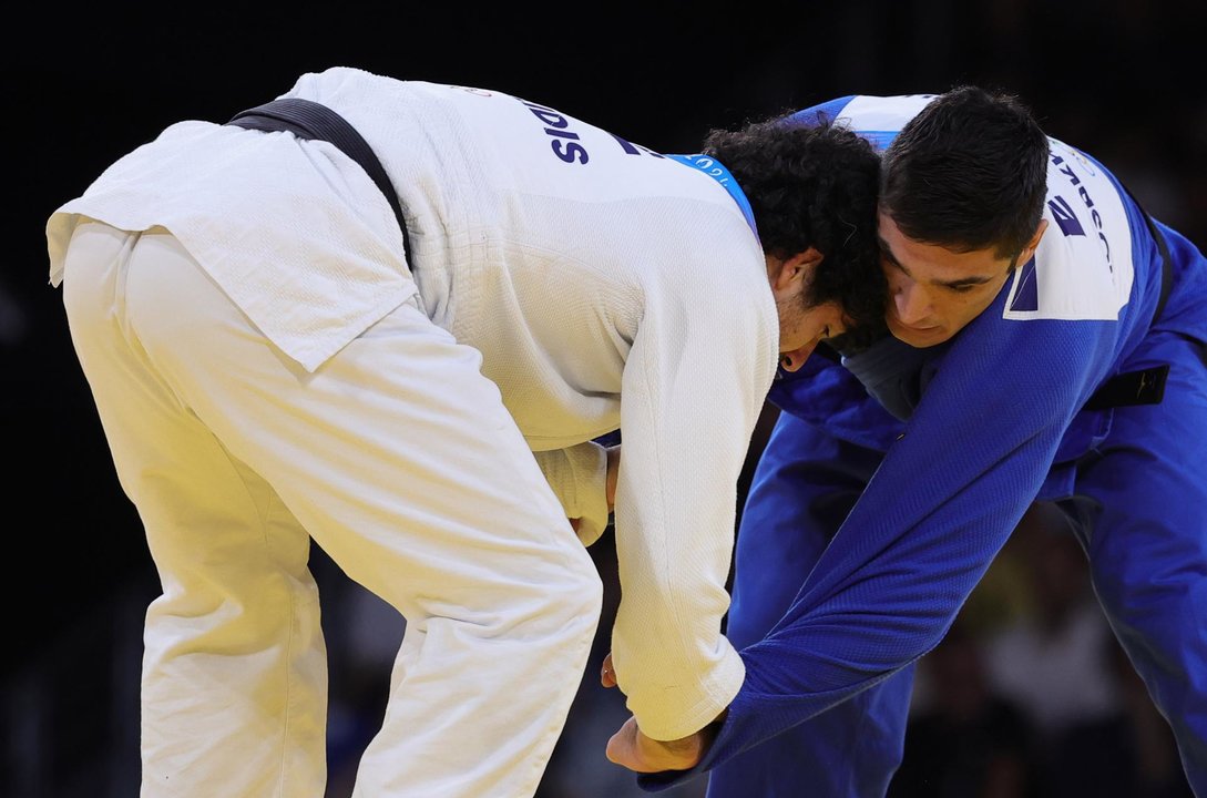 El griego Theodoros Tselidis (blanco) y el español Tristani Mosakhlishvili durante el combate por el bronce en -90kg celebrado en los Campos de Marte en París, Francia. EFE/EPA/TERESA SUAREZ