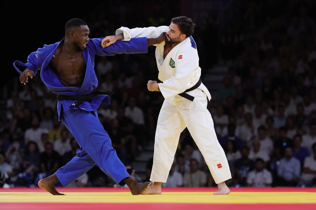 El judoca brasileño Rafael Macedo (blanco), undécimo del mundo, rozó la medalla en el pabellón de los Campos de Marte en París, Francia. EFE/EPA/TERESA SUAREZ