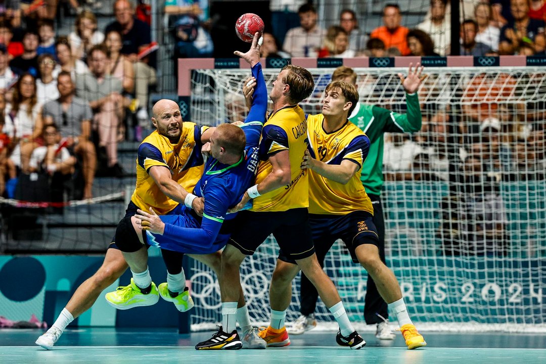 El esloveno Matej Gaber (2-I) en acción durante el partido de la fase de grupos que han jugado Eslovenia y Suecia en el South Paris Arena en París, Francia. EFE/EPA/RITCHIE B. TONGO