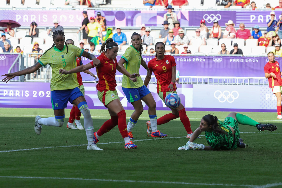 La delantera española Athenea del Castillo (2i) remata para anotar el 0-1 ante Brasil este miércoles, en el partido del Grupo C de Fútbol Femenino de los Juegos Olímpicos de París 2024, entre Brasil y España, celebrado en el Estadio de Burdeos (Francia). EFE/ Kiko Huesca