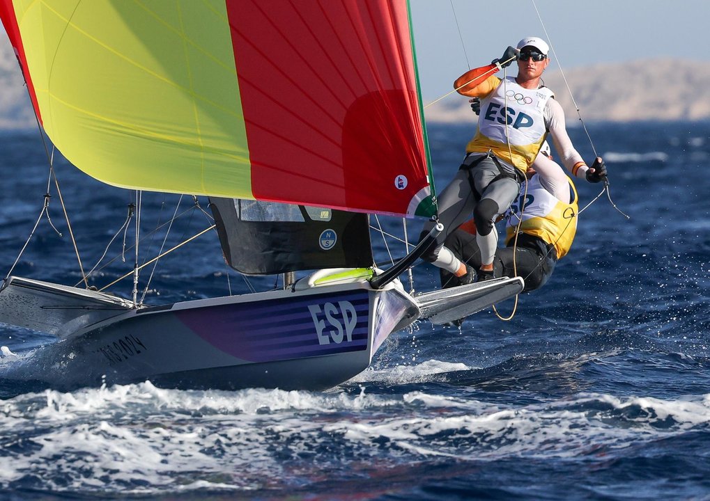 Diego Botín y Florian Trittel, componentes del 49er español en los Juegos Olímpicos de París 2024, en las aguas de Marsella, Francia. EFE/EPA/OLIVIER HOSLET