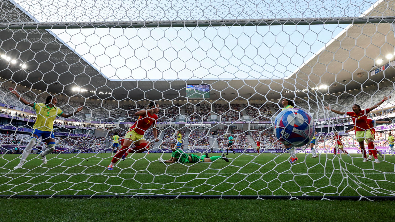 La delantera española Athenea del Castillo (2i) remata para anotar el 0-1 ante Brasil este miércoles, en el partido del Grupo C de Fútbol Femenino de los Juegos Olímpicos de París 2024, entre Brasil y España, celebrado en el Estadio de Burdeos (Francia). EFE/ Kiko Huesca