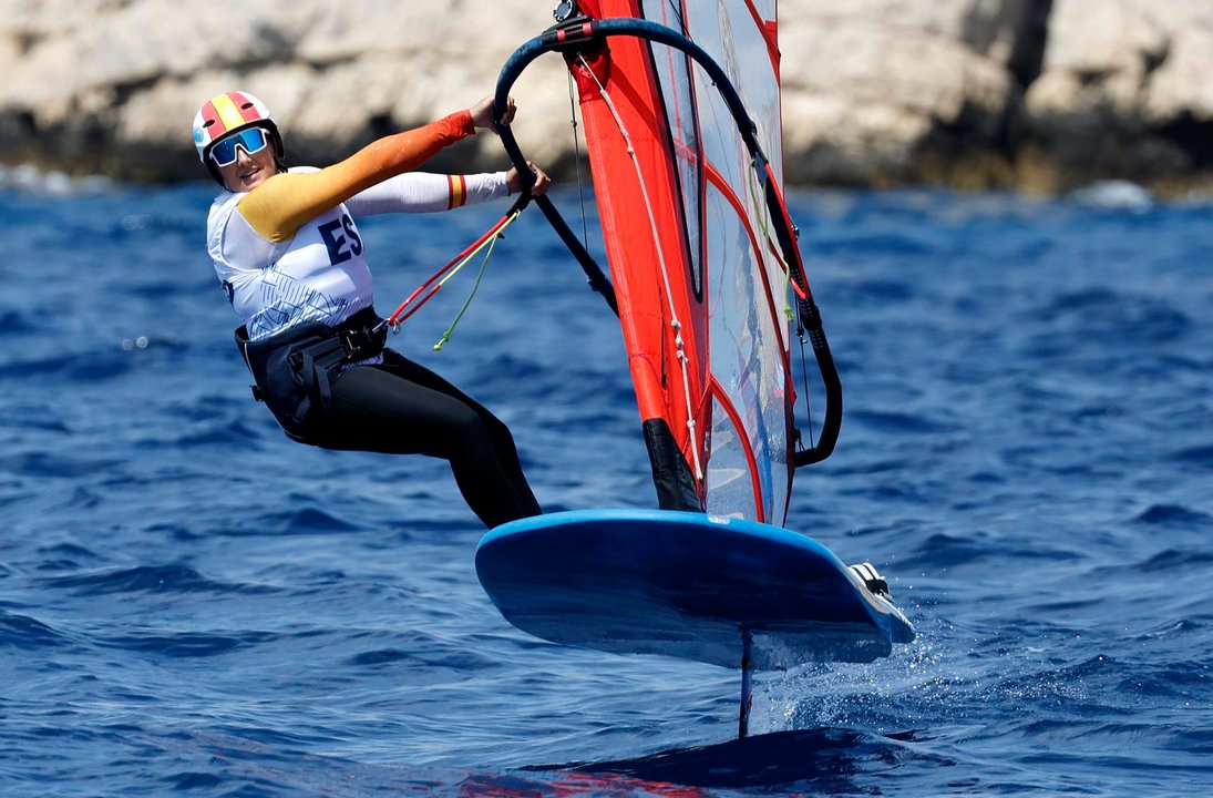 La windsurfista Pilar Lamadrid en las aguas de Marsella, Francia. EFE/EPA/SEBASTIEN NOGIER