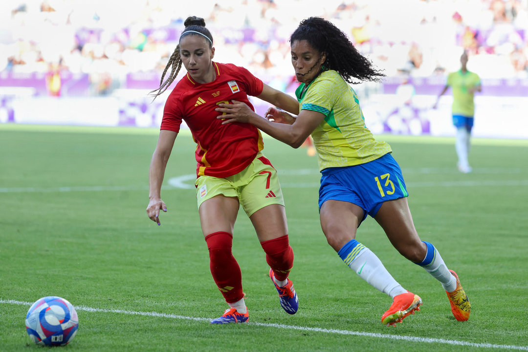 La jugadora Athenea del Castillo (I) en acción ante la brasielña Yasmin en el último partido del grupo que han jugado España y Brasil en Burdeos, Francia. EFE/ Kiko Huesca