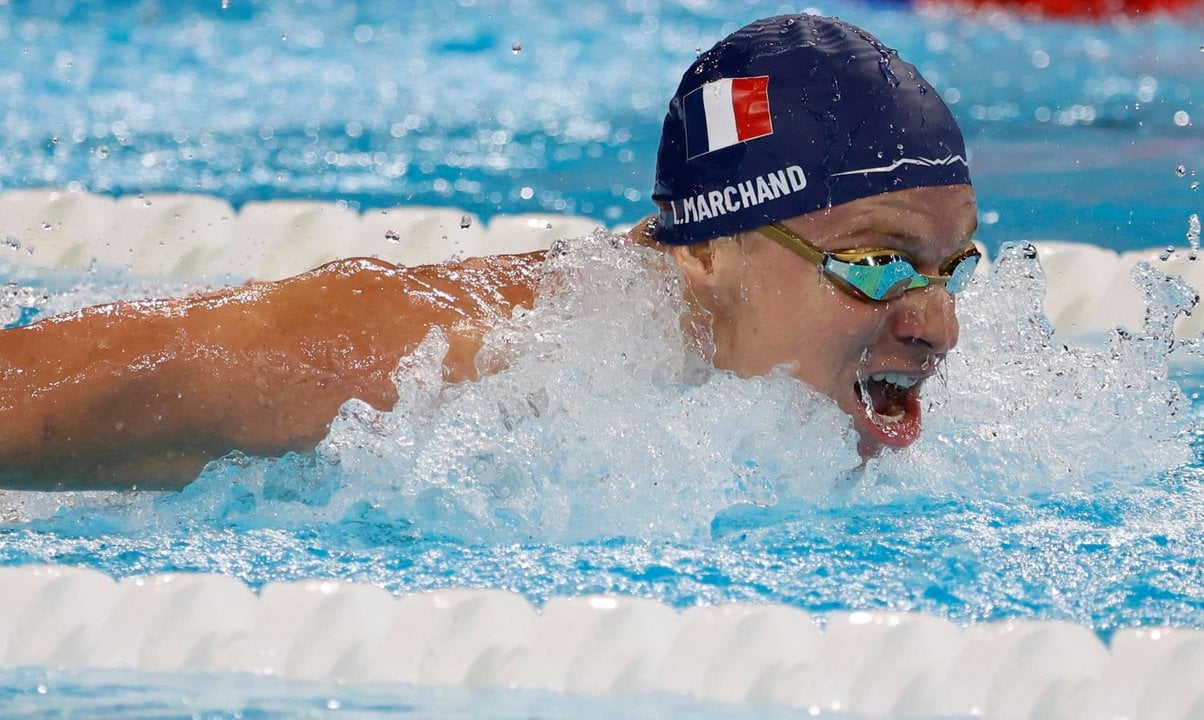 El francés Léon Marchand en la piscina de La Defense Arena en Paris, Francia. EFE/EPA/MAST IRHAM