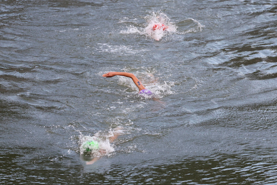 La triateta italiana Bianca Seregni (c) disputa en el río Sena la primera etapa de la prueba de triatlón femenino de los Juegos Olímpicos de París 2024 en París, Francia. EFE/ Miguel Gutiérrez