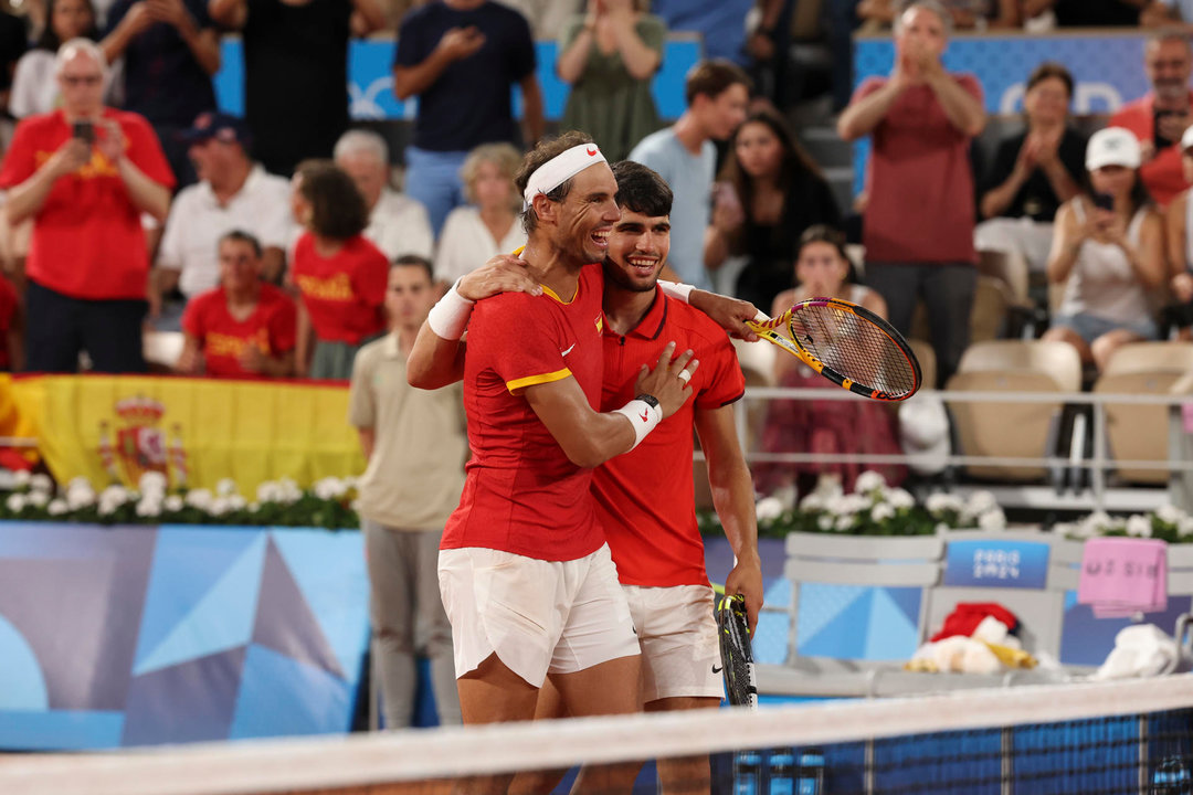 Los tenistas españoles Rafa Nadal (i) y Carlos Alcaraz tras perder ante los estadounidenses Austin Krajicek y Rajee Ram en los cuartos de final de dobles masculinos de tenis de los Juegos Olímpicos de París 2024, en el complejo de tenis Roland Garros de París. EFE/ Juanjo Martín