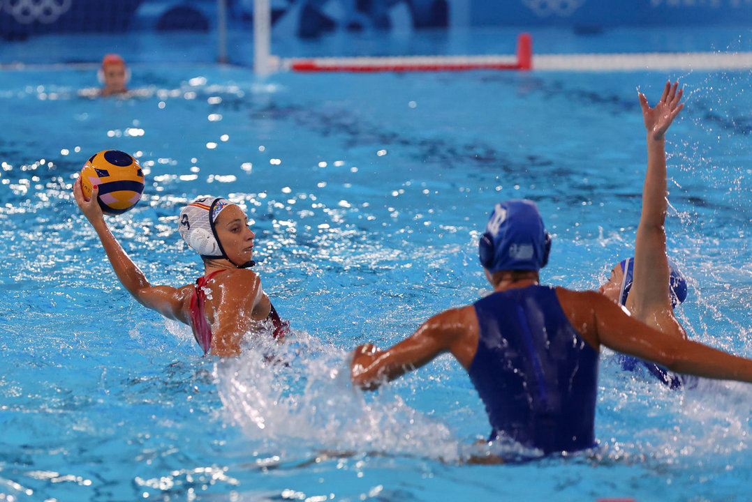 La extremo española Judith Forca (i) ataca ante Grecia durante el partido de waterpolo femenino de la ronda preliminar grupo B de los Juegos Olímpicos de París 2024, que España y Grecia disputaron, en Saint-Denis (Francia). EFE/ Miguel Gutiérrez