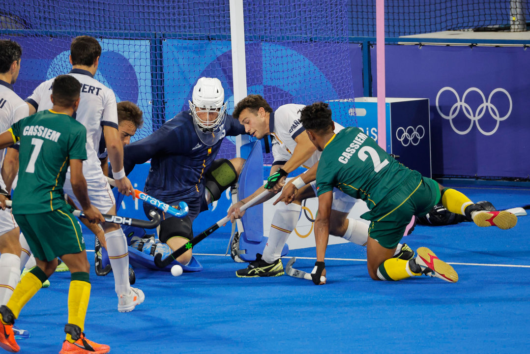 El equipo español ante Sudáfrica en el partido del Grupo A de Hockey sobre Hierba de los Juegos Olímpicos de París 2024, entre España y Sudáfrica, este miércoles, en el estadio Yves-du-Manoir Stadium 1 en Colombes, Francia. EFE/ Lavandeira Jr.