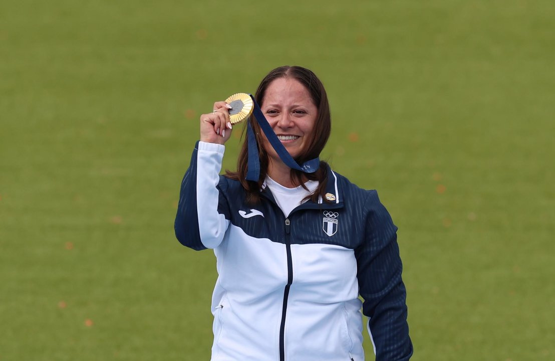 Adriana Ruano enseña este miércoles el máximo tesoro conquistado en su carrera en el tiro deportivo, una medalla de oro histórica para Guatemala en los Juegos Olímpicos de París. EFE/EPA/VASSIL DONEV