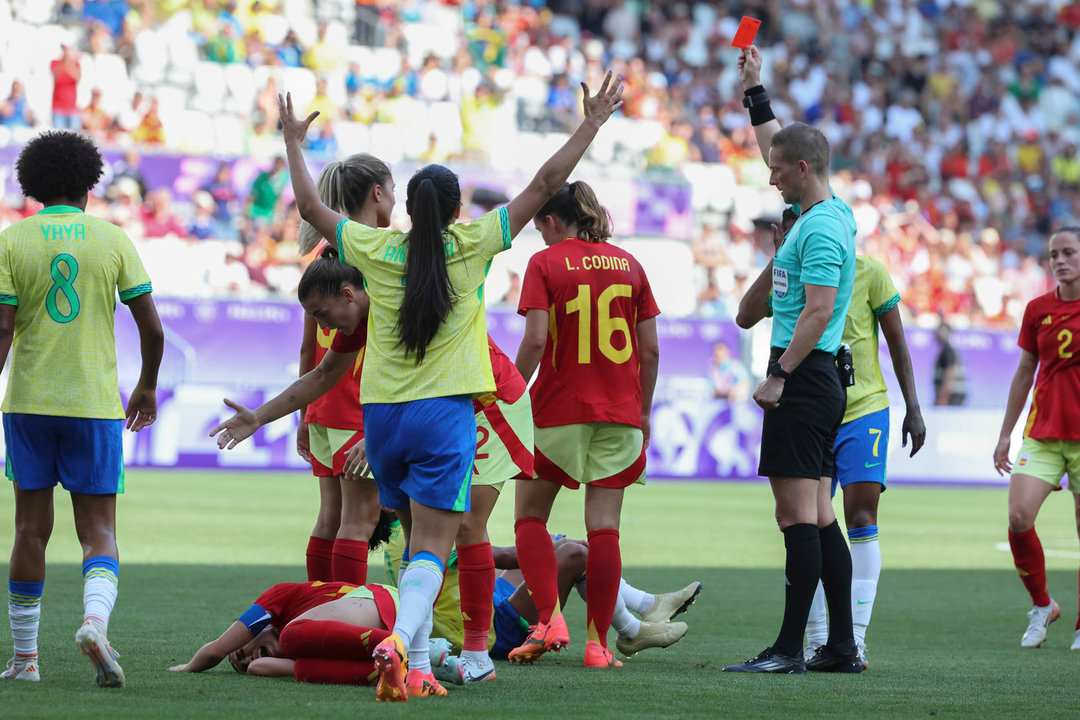 El árbitro del encuentro Espen Nor (d) saca tarjeta roja a la delantera brasileña Marta tras la falta realizada a la defensa española Olga Carmona este miércoles, en el partido del Grupo C de Fútbol Femenino de los Juegos Olímpicos de París 2024, entre Brasil y España, celebrado en el Estadio de Burdeos (Francia). EFE/ Kiko Huesca