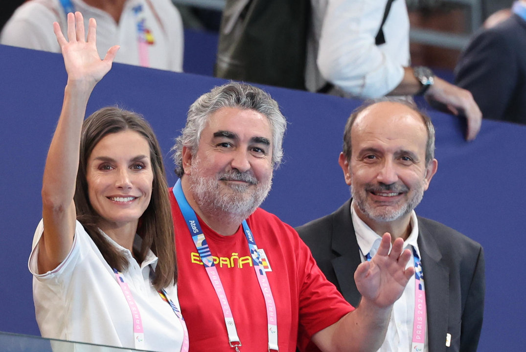 La reina Letizia junto al presidente del Consejo Superior de Deportes, José Manuel Uribes (2d) durante el partido de waterpolo femenino de la ronda preliminar grupo B de los Juegos Olímpicos de París 2024, que España y Grecia disputaron en el Centro Acuático de Saint Denis. EFE/ Miguel Gutierrez