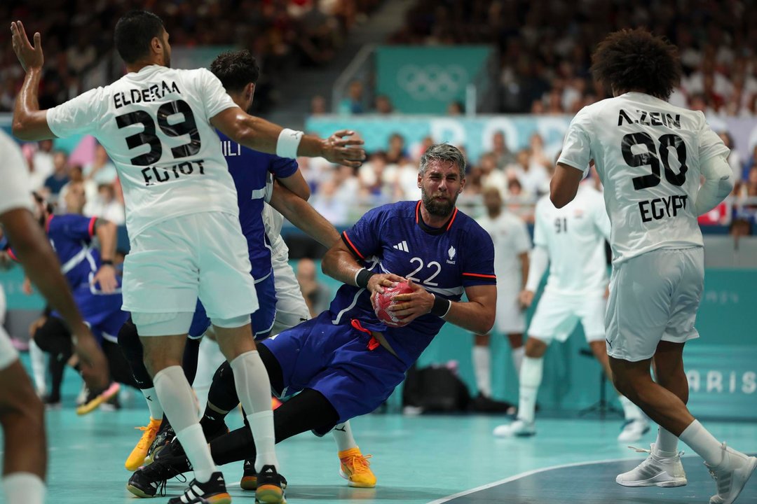 El jugador francés Luka Karabatic (C) durante el partido del grupo B que ha disputado Francia y Egipto en el South Paris Arena en Paris, Francia. EFE/EPA/RITCHIE B. TONGO