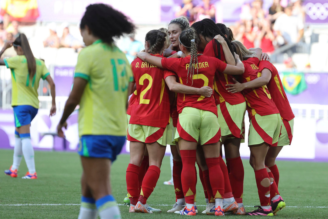 La centrocampista española Alexia Putellas (c) celebra con sus compañeras tras anotar el 0-2 ante Brasil este miércoles, en el partido del Grupo C de Fútbol Femenino de los Juegos Olímpicos de París 2024, entre Brasil y España, celebrado en el Estadio de Burdeos (Francia). EFE/ Kiko Huesca