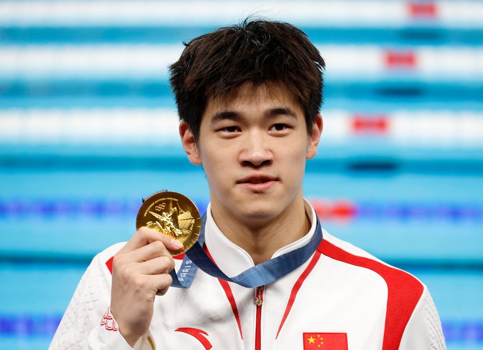 El chino Pan Zhanle con la medalla de oro al cuello tras imponerse en los 100 m estilo libre en los Juegos de París. EFE/EPA/FRANCK ROBICHON