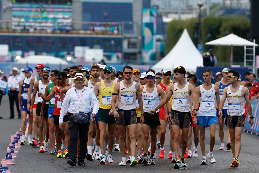 Los atletas españoles Álvaro Martín (33), Paul McGrath (34) y Diego García (31) a su llegada a la prueba de los 20km marcha masculinos, prueba con la que comienza el atletismo en los Juegos Olímpicos de París 2024. EFE/Miguel Toña