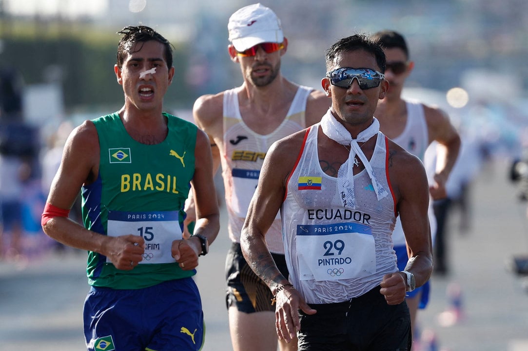 El ecuatoriano Brian Daniel Pintado (d), ganador de la prueba de los 20km marcha masculinos de los Juegos Olímpicos de París 2024, por delante del brasileño Caio Bonfim (i) y del español Álvaro Martín (c). EFE/ Miguel Toña