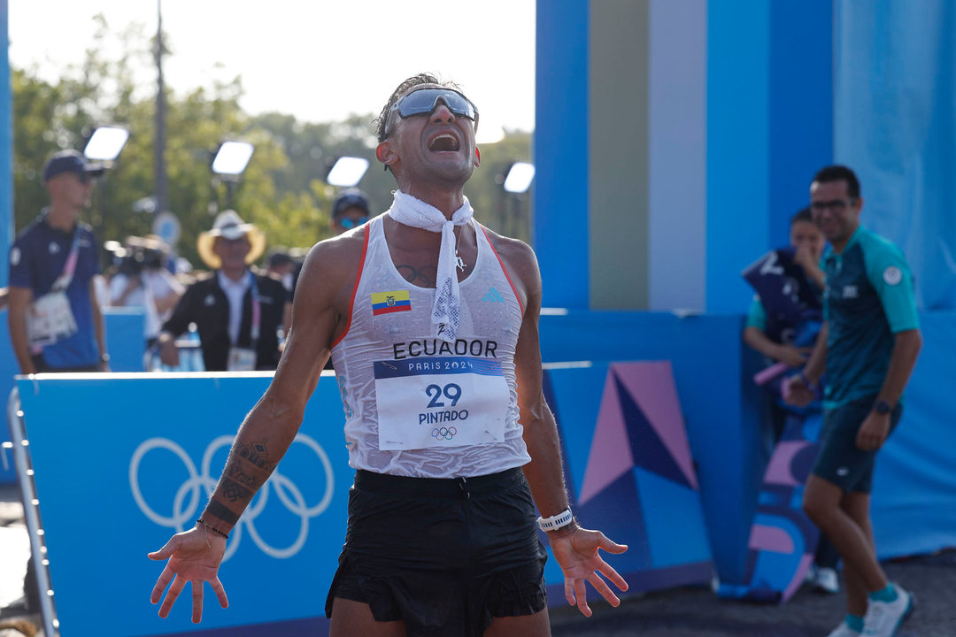 El atleta ecuatoriano Brian Daniel Pintado celebra su medalla de oro al finalizar la prueba de los 20km marcha masculinos de los Juegos Olímpicos de París 2024, este jueves, en la capital francesa. EFE/ Miguel Toña