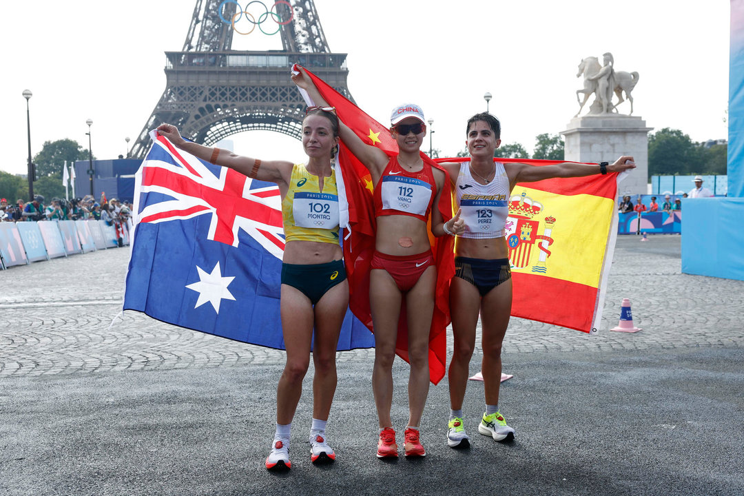 La china Jiayu Yang (C) posa junto a la segunda clasificada, la española María Pérez (d), y a la neozelandesa Jemima Montag (i), tercera, tras cruza la línea de meta para ganar la prueba de los 20km marcha femeninos de los Juegos Olímpicos de París 2024, este jueves, en la capital francesa. EFE/ Miguel Toña